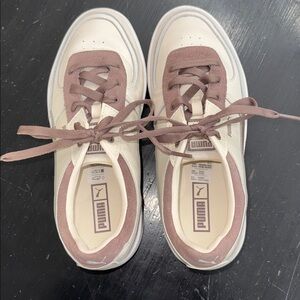 women’s puma leather sneaker cream brown size 9 US 40 EU great used condition